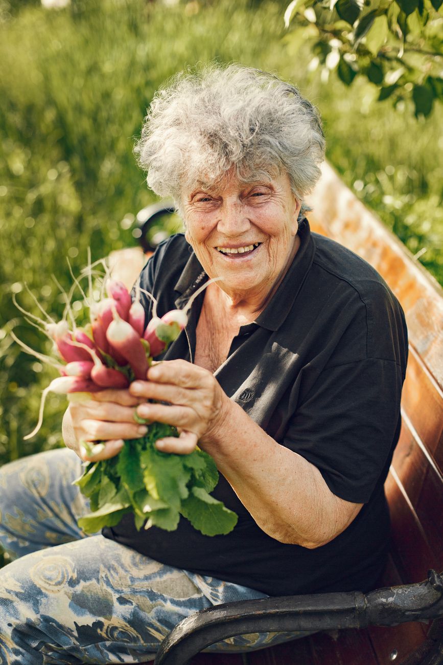 Gartner i arbejde med beplantning